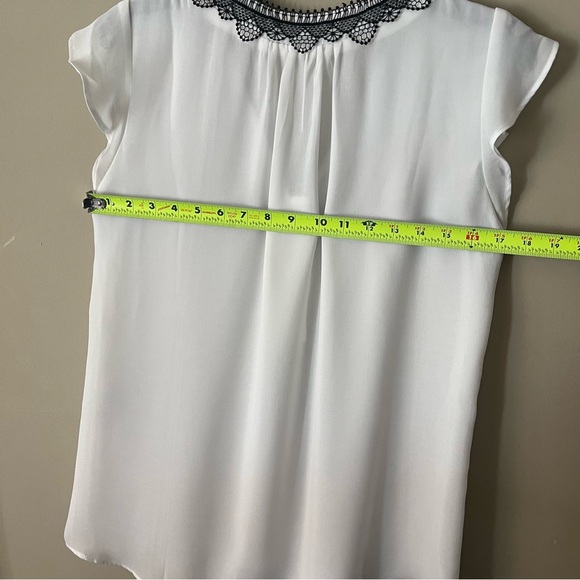 White House Black Market off white Lace Trim Cap-Sleeve Top Size 4 - Picture 4 of 8